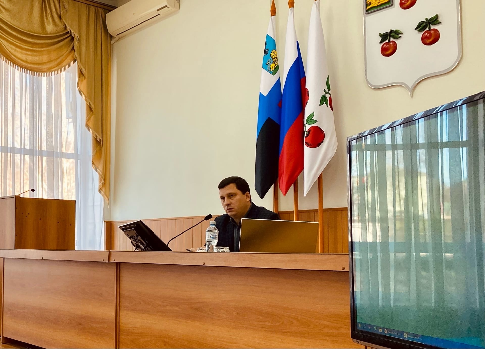 Глава администрации района Николай Нестеров традиционно в начале рабочей недели провел оперативное совещание