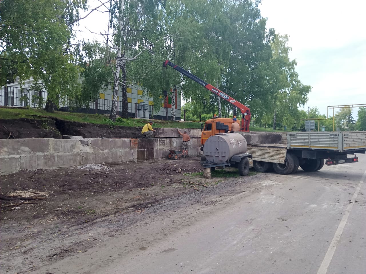 В селе Большая Халань идёт ремонт подпорной стены возле школы.