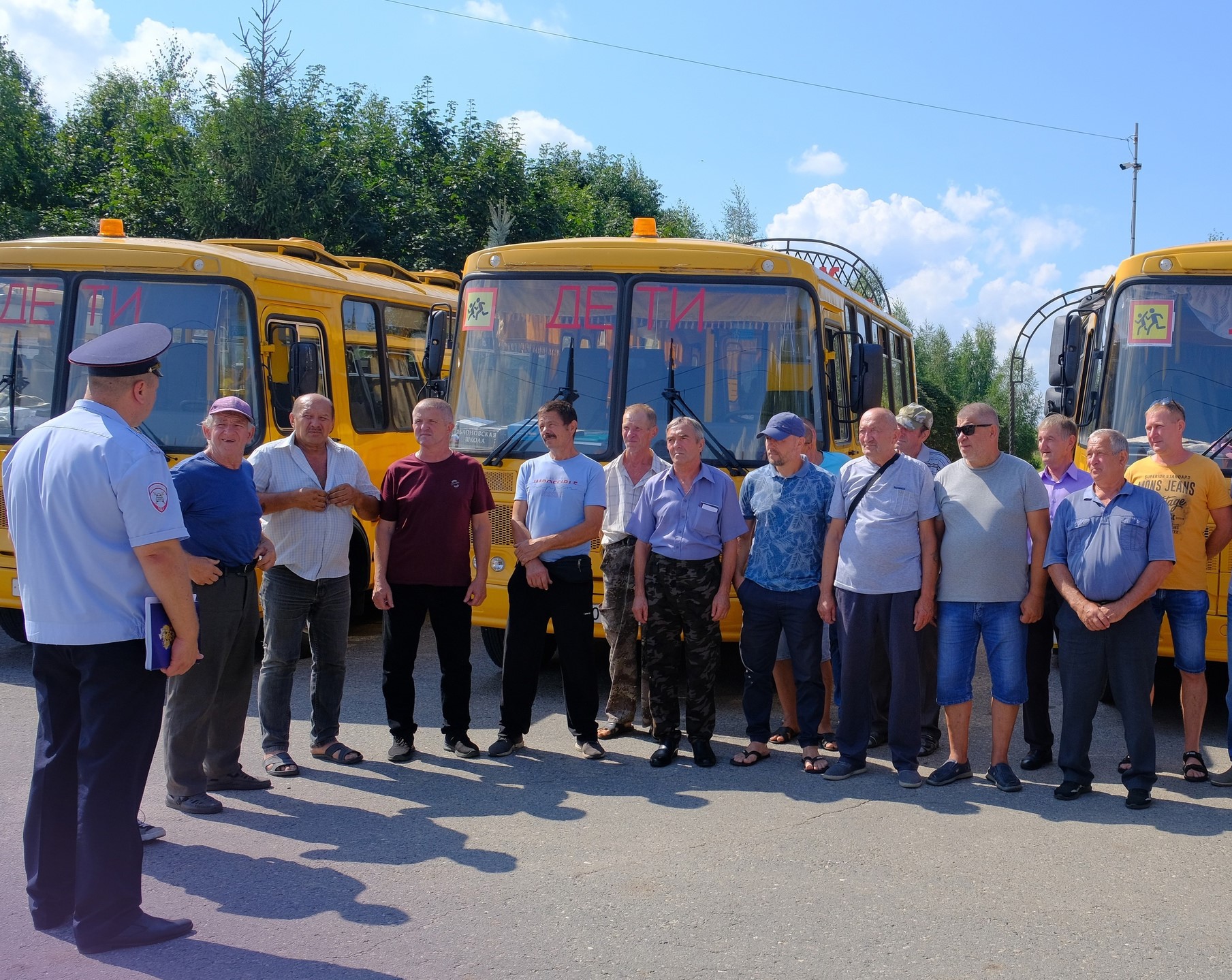 Сотрудники ОГИБДД Корочанского района осуществили проверку транспортных средств отвоза и подвоза учащихся .
