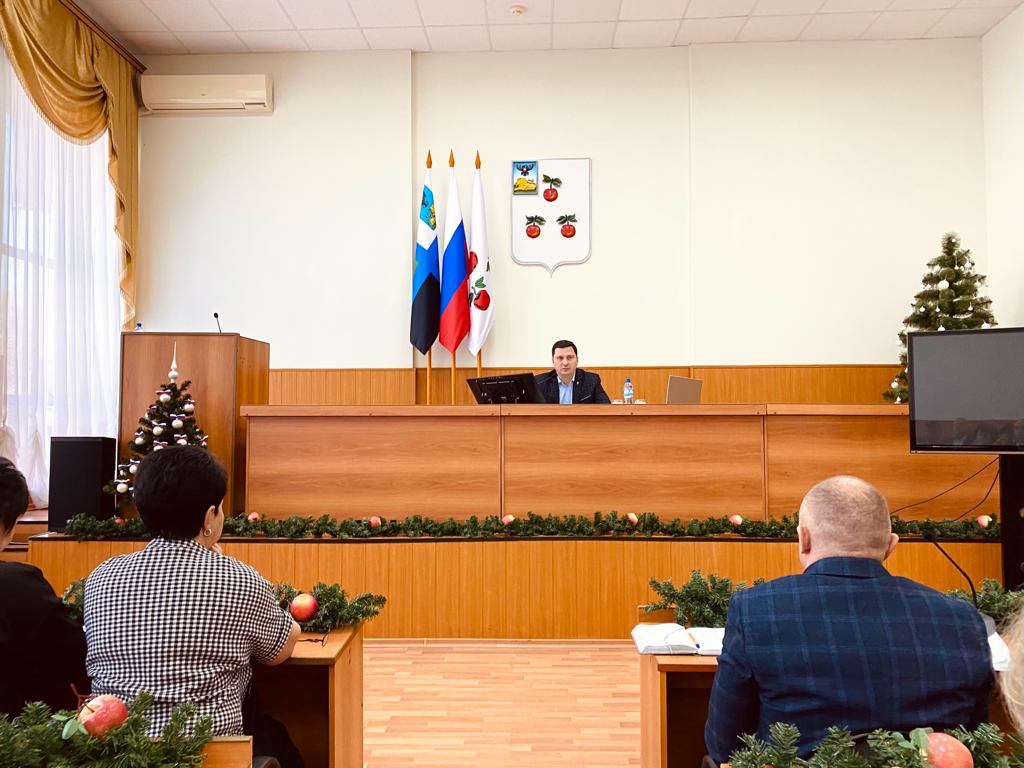 Глава администрации района Николай Нестеров провёл первое еженедельное рабочее совещание в 2023 году