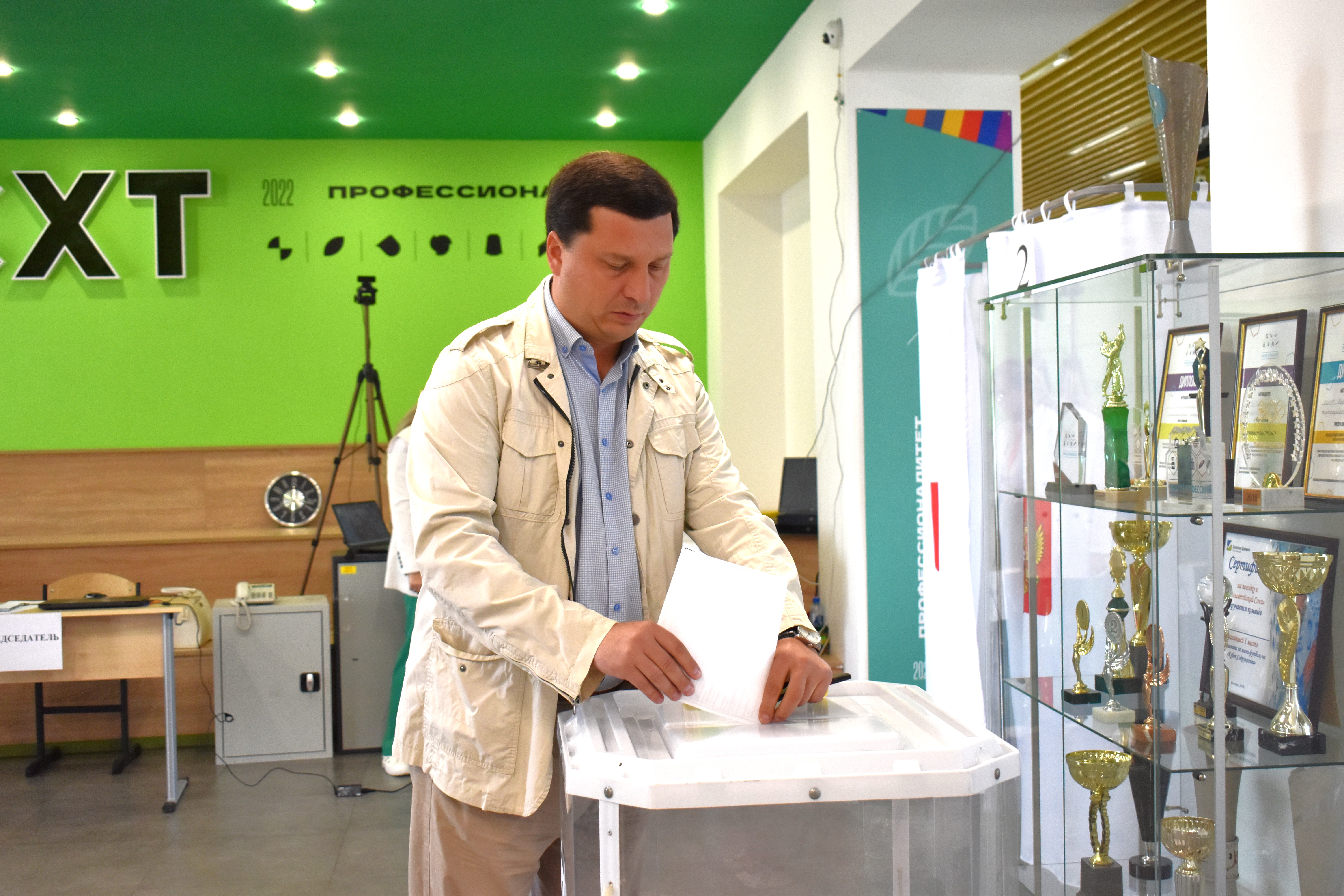 Глава муниципалитета Николай Нестеров проголосовал на своём избирательном участке.
