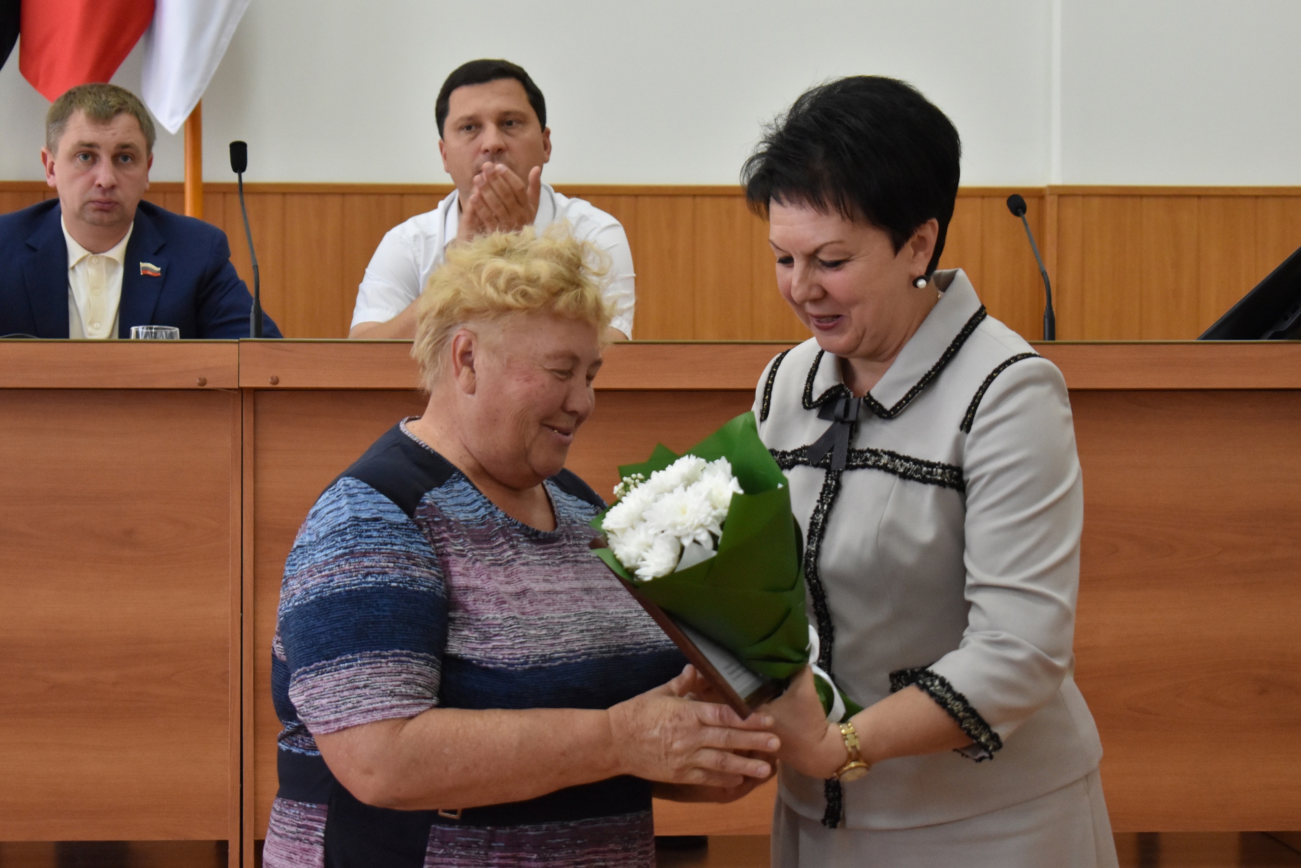 На 60-м заседании Мунсовета наградили депутатов третьего созыва.