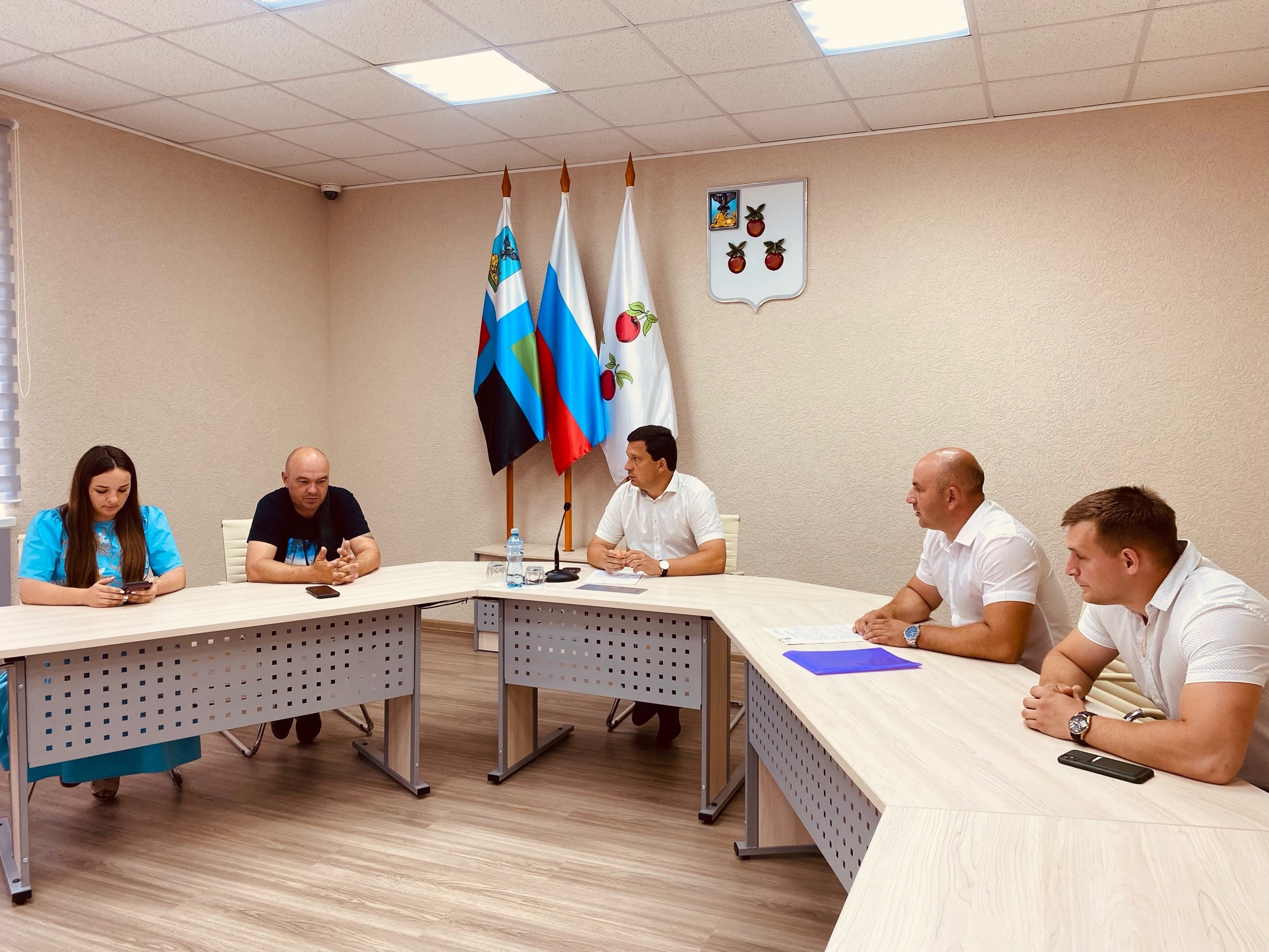Глава администрации района провёл встречу с председателем Корочанской местной организации «Союз десантников».