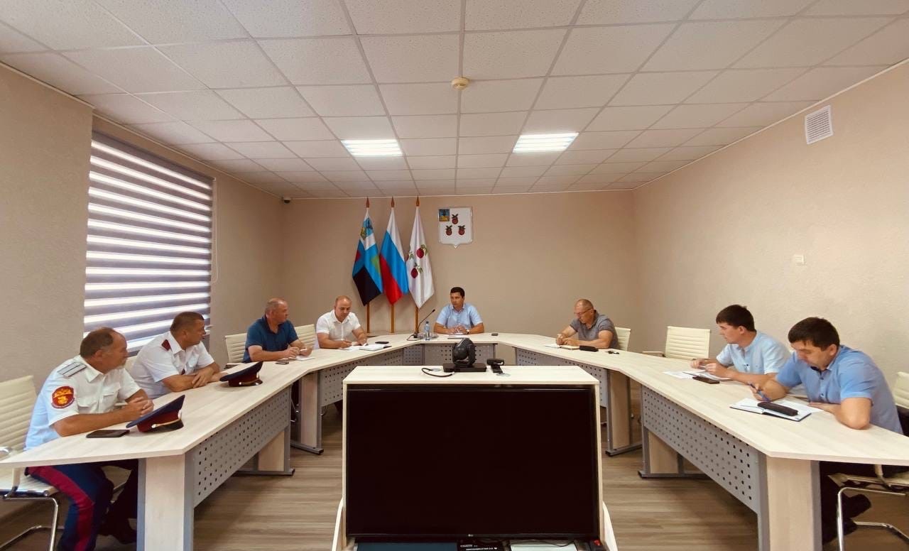 Глава администрации района встретился с представителями Корочанского станичного казачьего общества