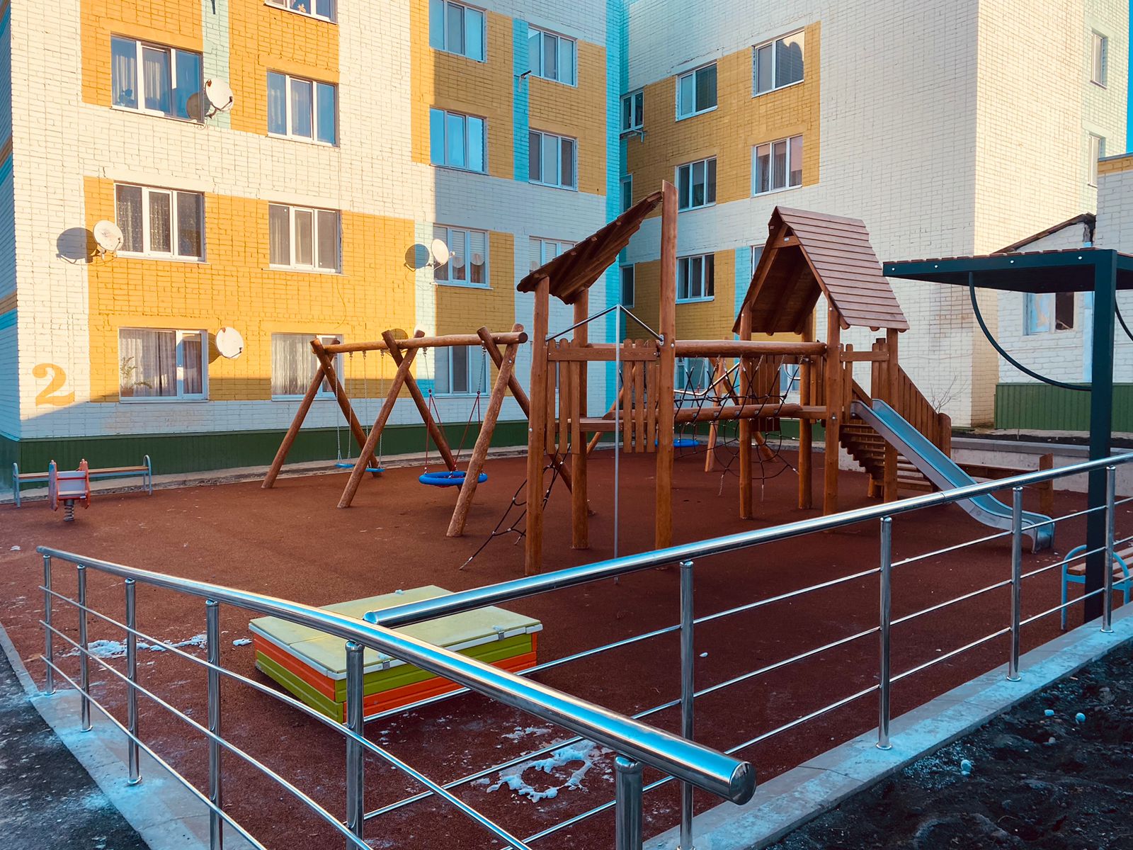 Благоустройство дворовой территории многоквартирных домов по улице Дзержинского в городе Короче находится на стадии завершения