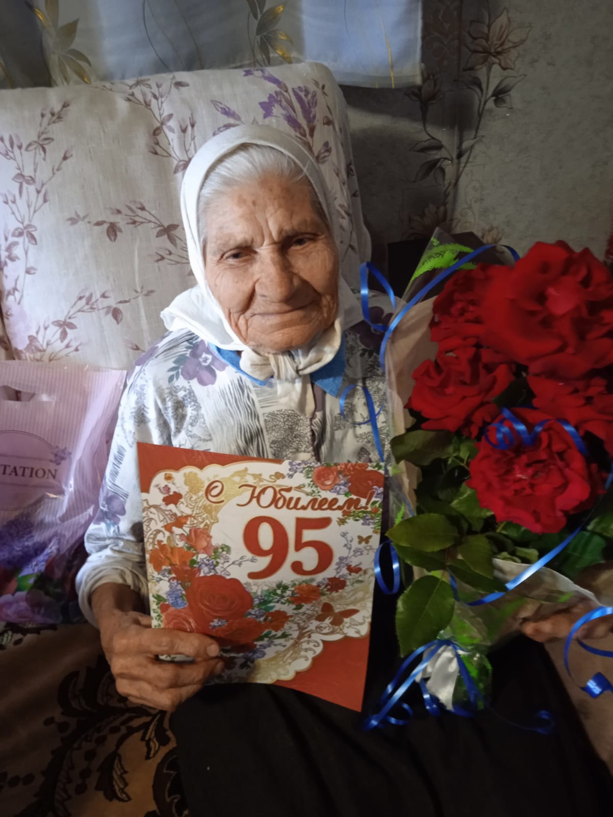 8 октября свой девяносто пятый, юбилейный день рождения отметила Буряченко Мария Васильевна, жительница с. Анновка Корочанского района.