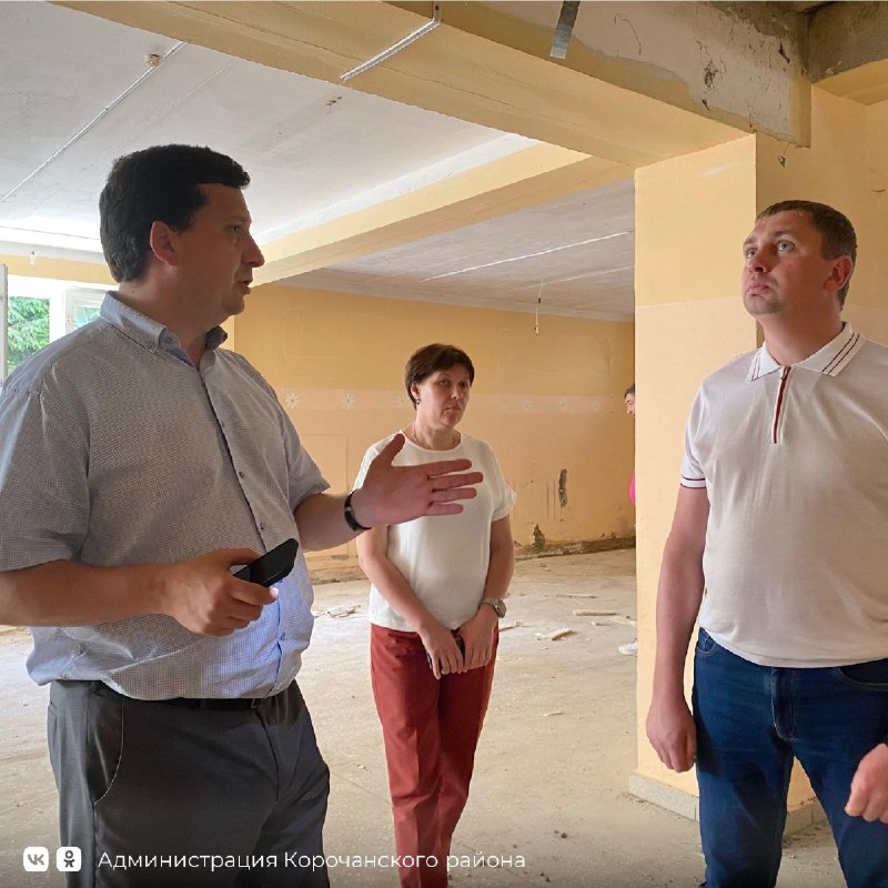 Глава муниципалитета Николай Нестеров проверил, как идёт капитальный ремонт в Плотавской и Корочанской школах.