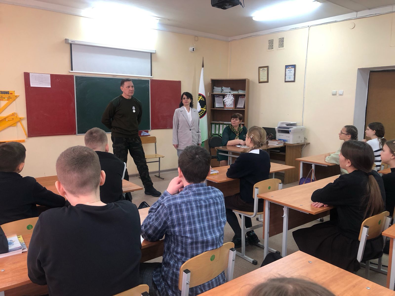 В Корочанской школе состоялась встреча обучающихся 6-7 классов с участником СВО.