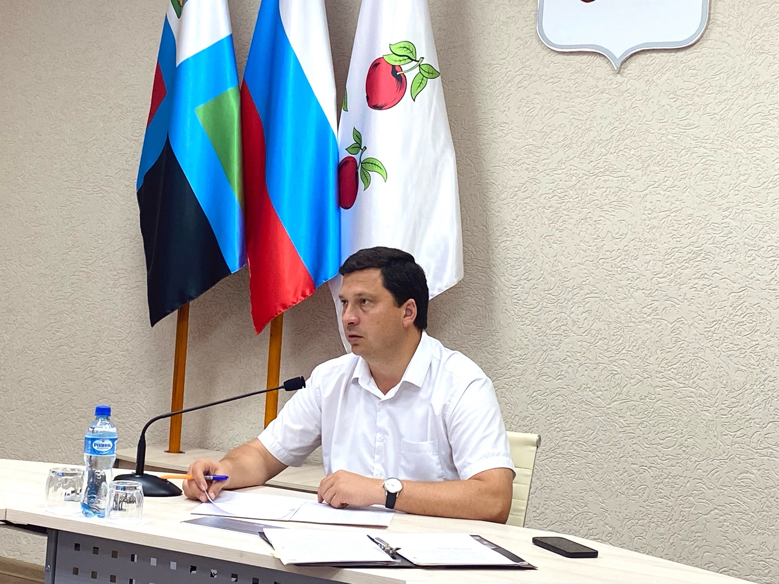 Глава администрации района Николай Нестеров провёл рабочее совещание в администрации района.