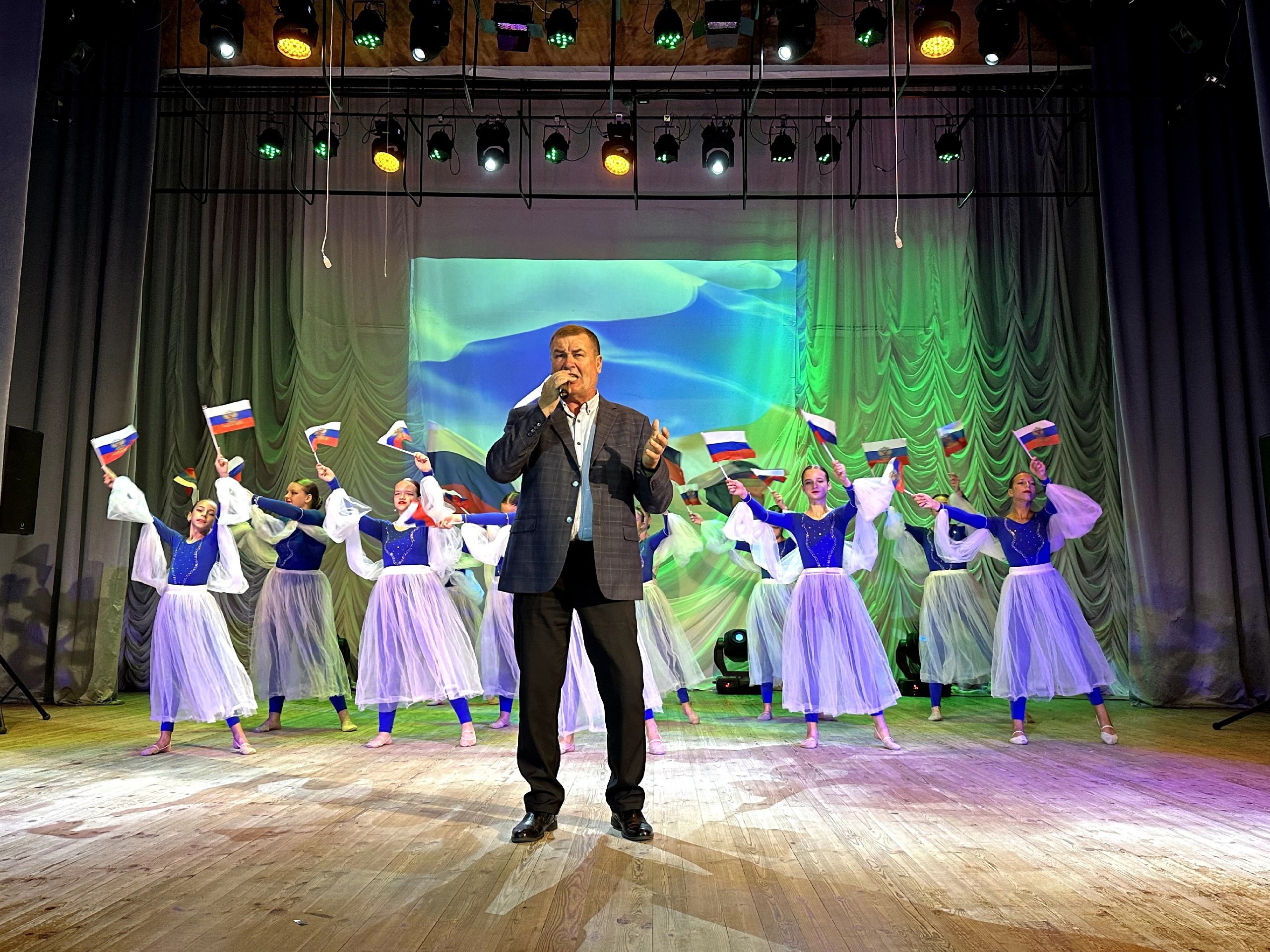 В Корочанском районе состоялся праздничный концерт, посвященный Дню Государственного флага РФ.