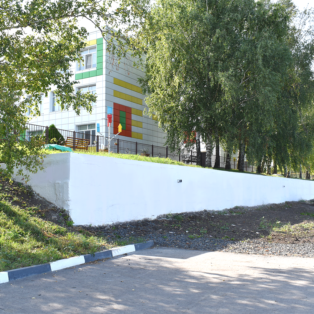 В селе Большая Халань завершились работы по ремонту подпорной стены возле школы.