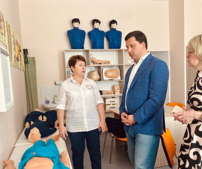В рамках губернаторского проекта Корочанская средняя школа имени Д.К. Кромского оснащена новым медицинским классом.