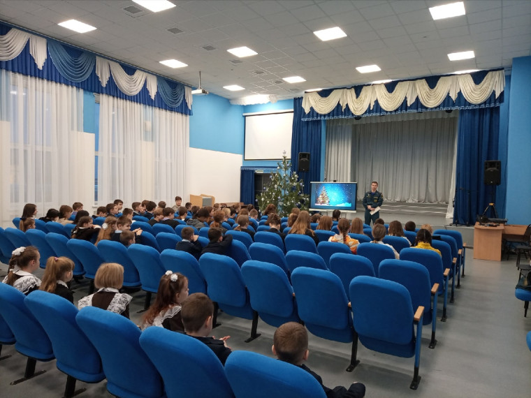 В преддверии зимних каникул сотрудники МЧС проводят инструктажи в школах Корочанского района.