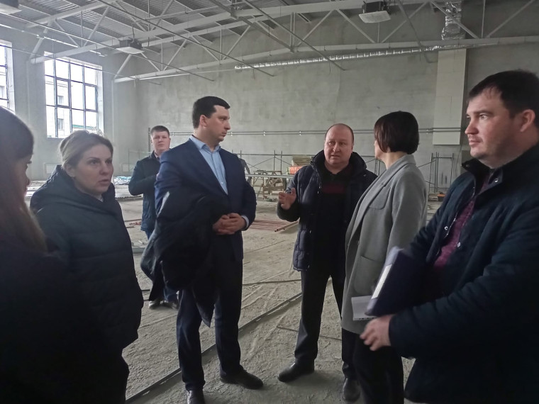 В Корочанском районе состоялось расширенное совещание на объекте строительства Культурно-спортивного центра в городе Короче.