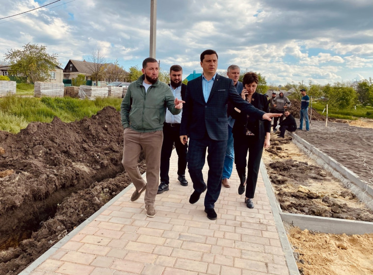 В центре села Мелихово Корочанского района благоустраивается зона отдыха. В центре села Мелихово Корочанского района благоустраивается зона отдыха.