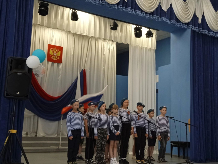 В преддверии праздника Дня России, в пришкольном лагере "Солнечный" прошел конкурс песен о России.