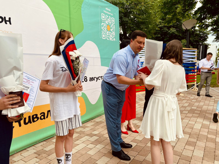 В Корочанском районе стало доброй традицией – 12 июня молодым корочанцам, достигшим 14 лет, торжественно вручать паспорта.