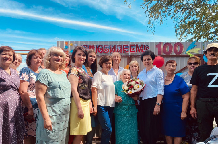 Жительница Корочанского района отметила вековой юбилей. Жительница Корочанского района отметила вековой юбилей.