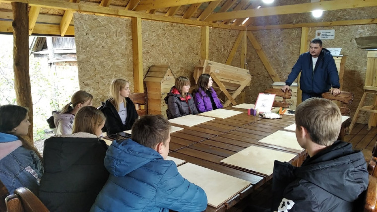 Учащиеся Корочанского района посетили пасеку.