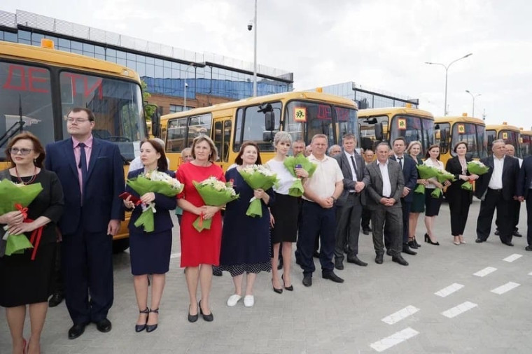 Три школы нашего района получили новые автобусы.