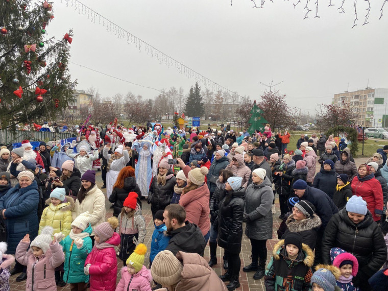 Открытие праздничной елки, Парад Дедов Морозов и Снегурочек в Корочанском районе.