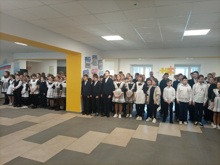 В школах Корочанского района прошли торжественные линейки, посвященные открытию месячника оборонно-массовой и военно-патриотической работы.