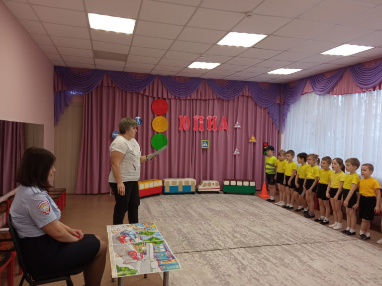 В детском саду №1 «Сказка» состоялось посвящение воспитанников старшей группы в юные помощники инспекторов движения .