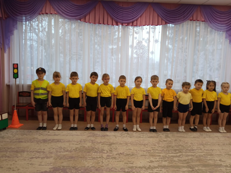 В детском саду №1 «Сказка» состоялось посвящение воспитанников старшей группы в юные помощники инспекторов движения .