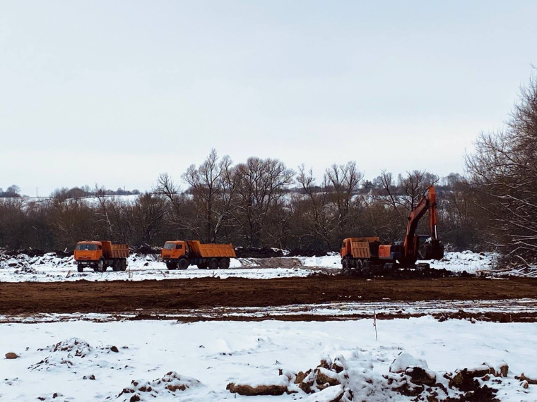 Глава администрации Корочанского района провёл первую планёрку на объекте строительства новых очистных сооружений.