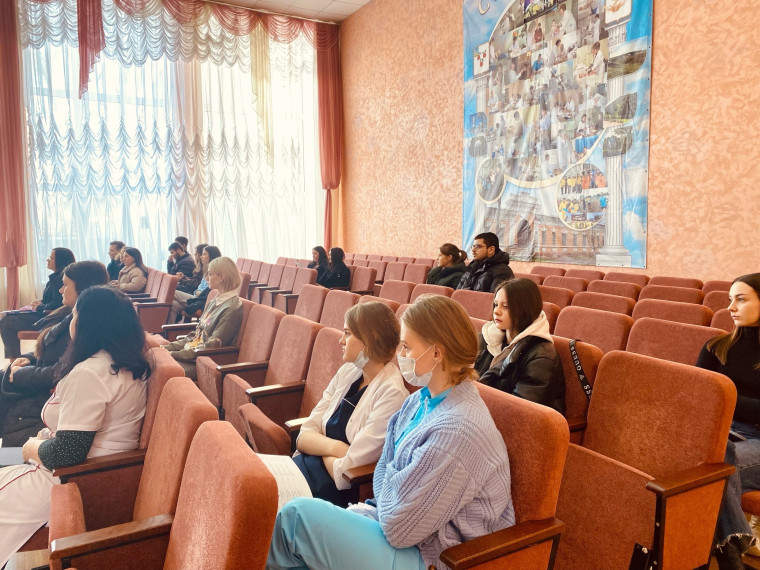 Николай Нестеров встретился со студентами медколледжа БелГУ.