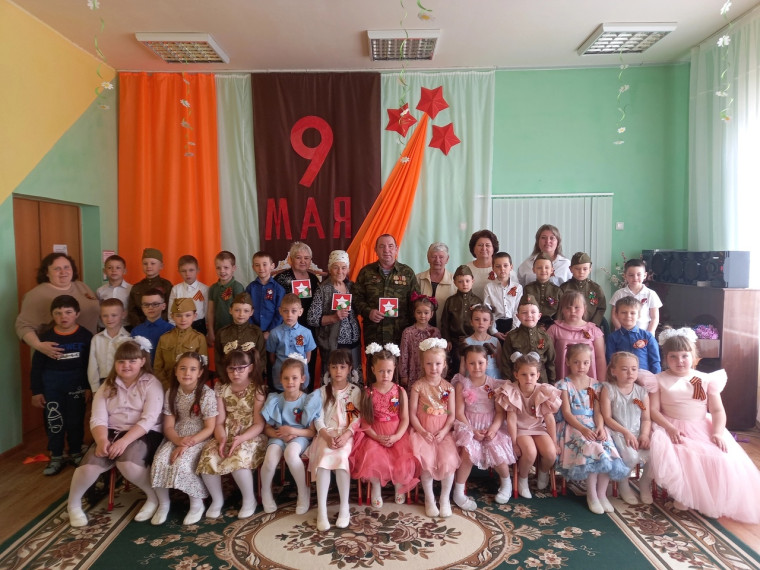 В образовательных учреждениях Корочанского района прошли торжественные линейки, посвященные 78-ой годовщине победы в Великой Отечественной войне.