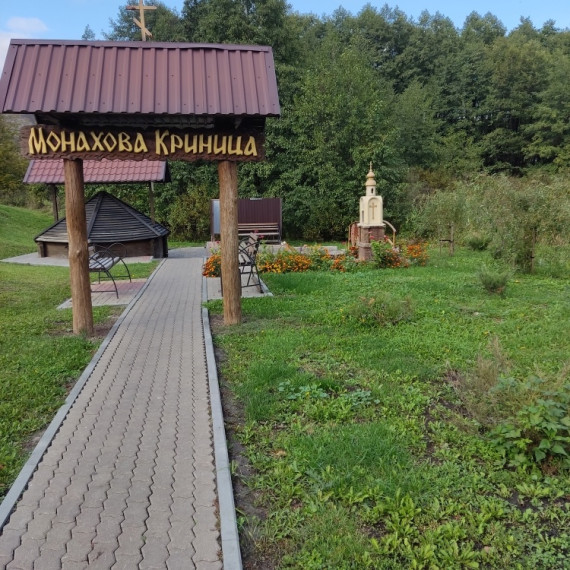 2 родника включены в туристические маршруты по Корочанскому району – «Монахова криница», расположенный в пойме реки Короча  и «Попов колодец» в селе Яблоново.