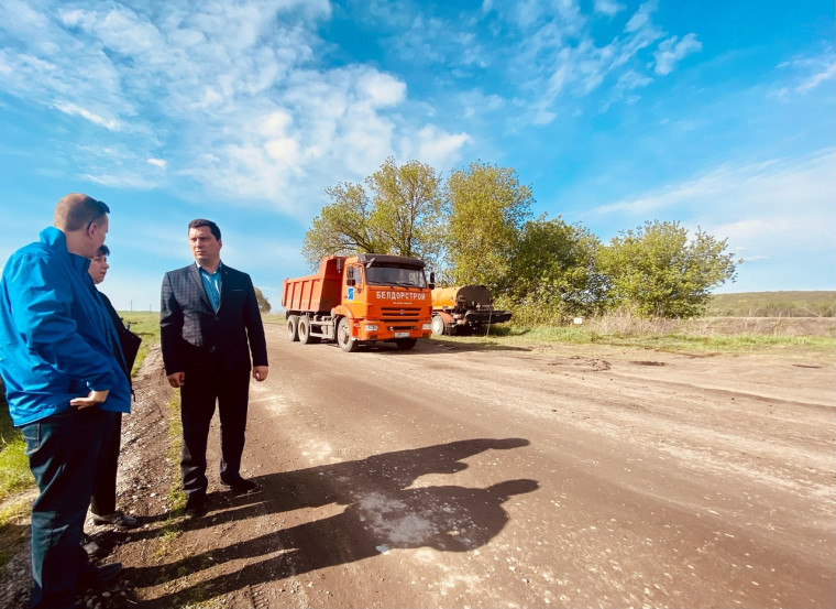 В Корочанском районе в селах Короткое и Яблоново  ремонтируются дороги.