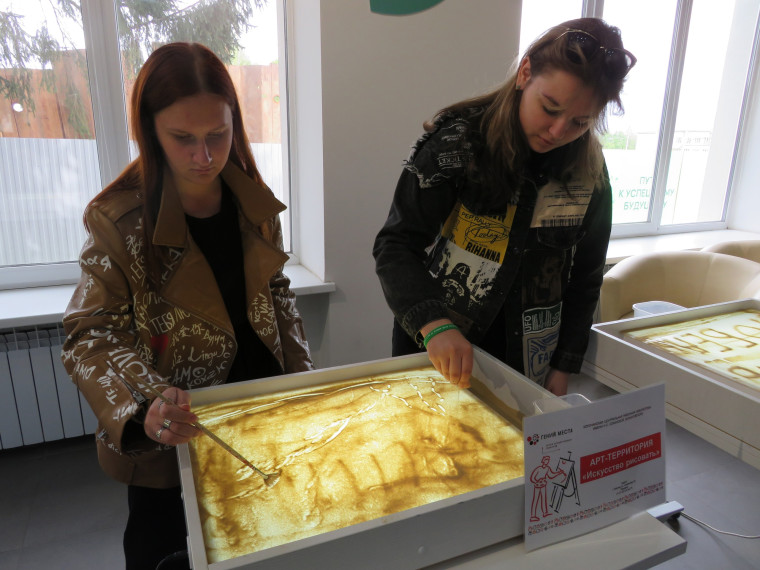 Специалисты Корочанской центральной районной библиотеки провели мероприятие в рамках регионального проекта «Гений места» на площадке АРТ-ТЕРРИТОРИЯ «Искусство рисовать».