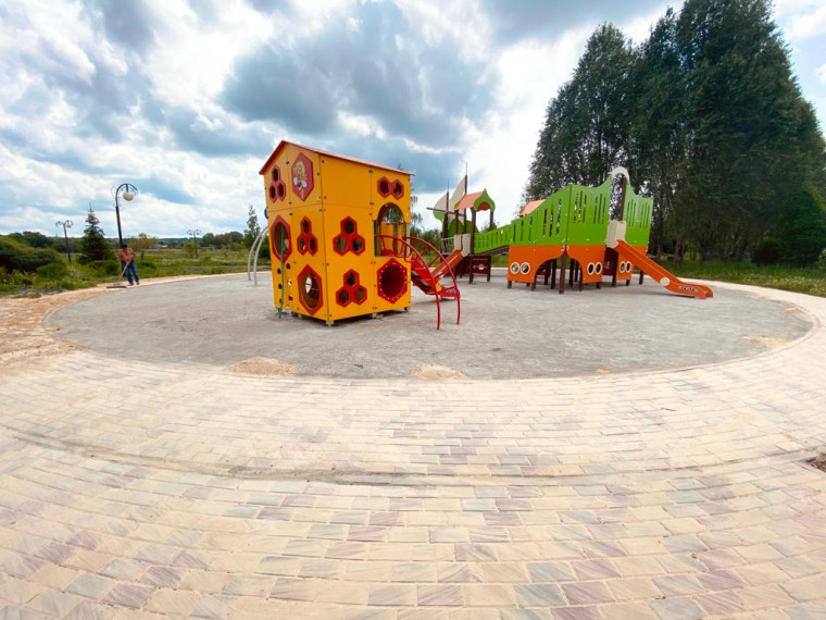 Продолжается благоустройство многофункциональной детской игровой площадки в селе Бехтеевка.