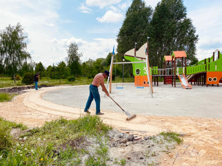 Продолжается благоустройство многофункциональной детской игровой площадки в селе Бехтеевка.