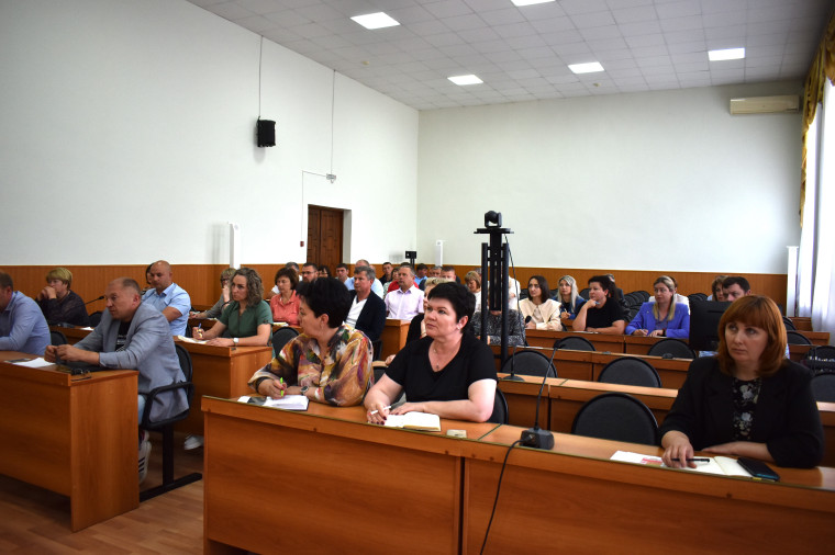 Николай Нестеров провёл еженедельное совещание в администрации района.