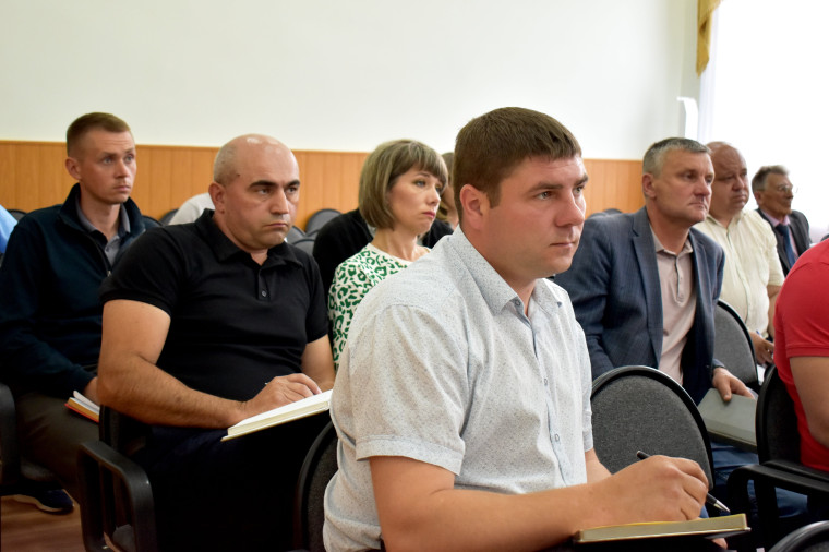 Николай Нестеров провёл еженедельное совещание в администрации района.