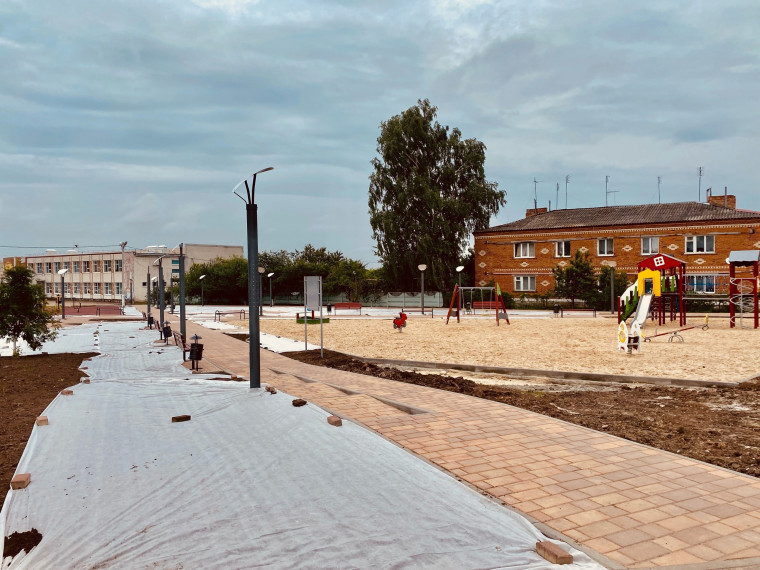 В Мелихово, в центре села продолжается строительство спортивно-игровой зоны.