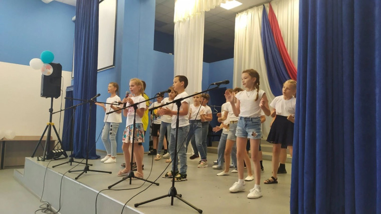 В преддверии праздника Дня России, в пришкольном лагере &quot;Солнечный&quot; прошел конкурс песен о России.