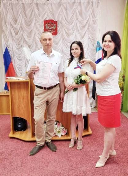 В преддверии празднования Дня России в отделе ЗАГС Корочанского района 3 супружеские пары зарегистрировали свой брак.