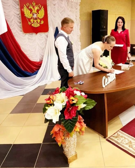 В преддверии празднования Дня России в отделе ЗАГС Корочанского района 3 супружеские пары зарегистрировали свой брак.