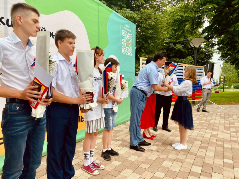 В Корочанском районе стало доброй традицией – 12 июня молодым корочанцам, достигшим 14 лет, торжественно вручать паспорта.