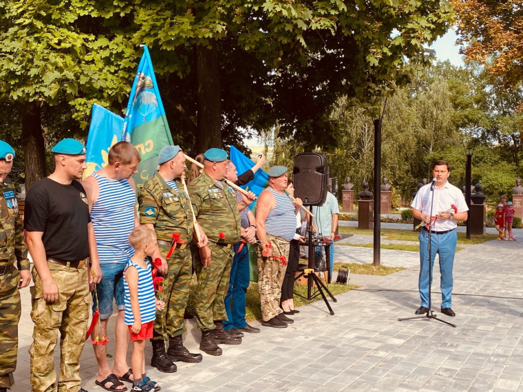 В городе Короча в парке Памяти и Славы открыли стелу воинам-десантникам.