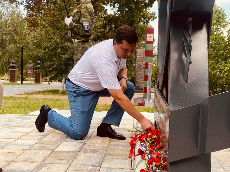 В городе Короча в парке Памяти и Славы открыли стелу воинам-десантникам.