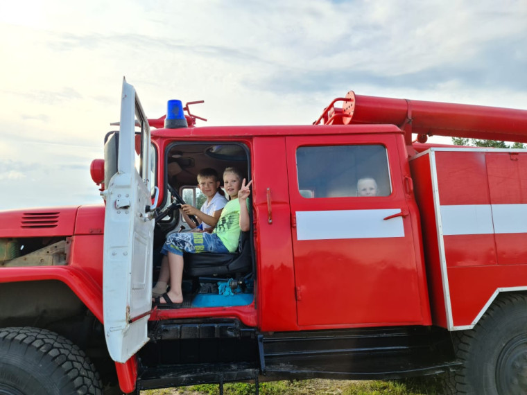 В рамках акции «Безопасное лето» госавтоинспекторы рассказали детям о безопасном поведении на дороге.