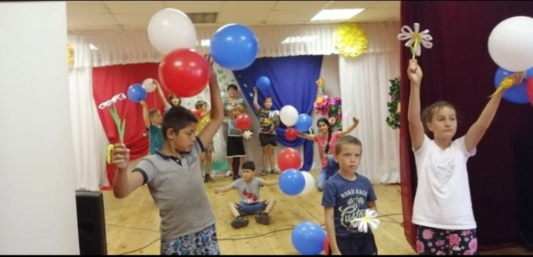 Вчера в пришкольных лагерях Плотавской и Хмелевской школ прошел конкурс чтецов «Что для меня Россия…» и «Люблю тебя, мой край родной!».