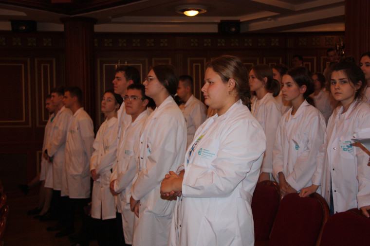 В Белгородской государственной филармонии прошло символическое событие — «Посвящение в юные медики Белогорья».