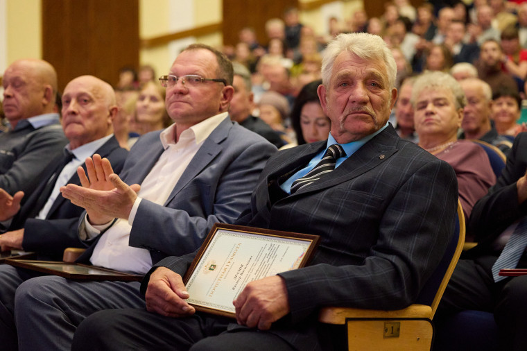 В честь Дня работника сельского хозяйства и перерабатывающей промышленности наши аграрии Белгородской области отмечены высокими заслуженными наградами.