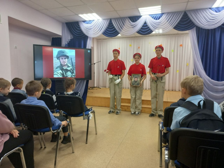 В Большехаланской школе открыли Парту Героя в память о выпускнике Никите Викторовиче Арсёнове.